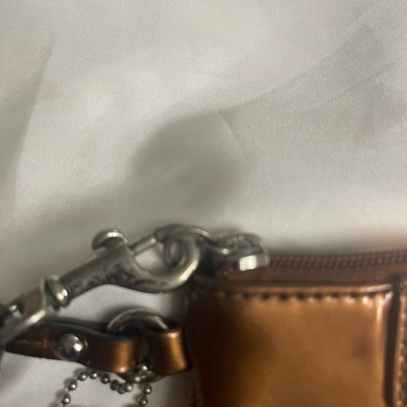 COACH SHINY BROWN WRISTLET. - Picture 5 of 8